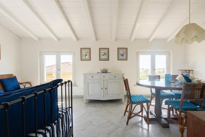 Two-bedroom apartment overlooking the sea