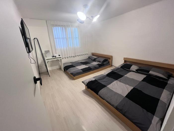 2, near hongdae, 1st floor,3beds, 2rooms