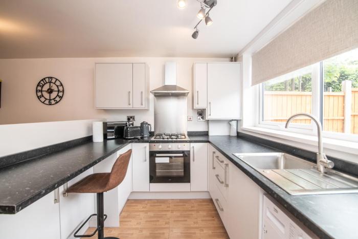 Immaculate 4 bed house with free parking