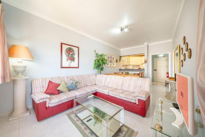 GuestReady - Vibrant flat w balcony