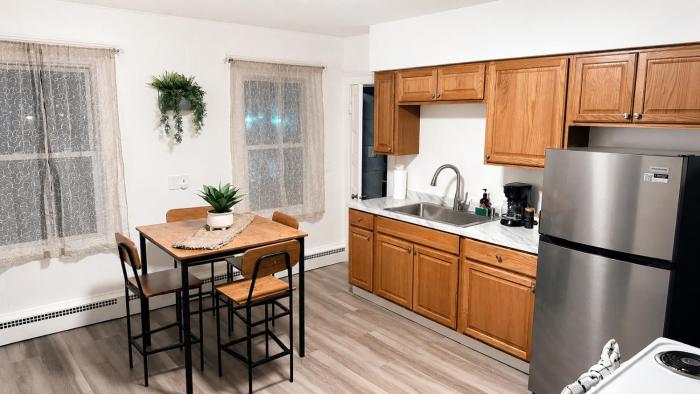 Bachi - Cozy 3BR Apt with Parking, Desk & Fast WiFi near Yale, Quinnipiac, SCSU & Hospitals