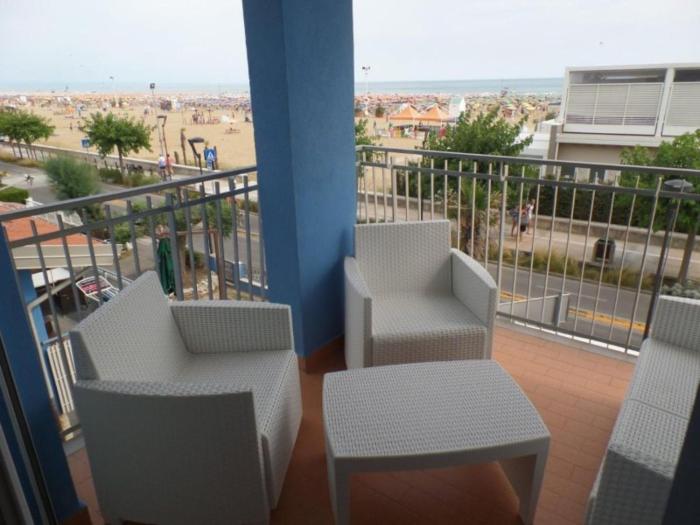 Seafront flat with splendid views from the terrace
