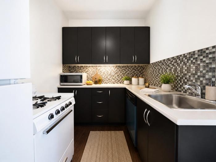 2-Bedroom West End Retreat Walk to Beach, Robson and Denman