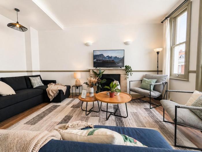 Triplex l Sleeps 8 l 3B-2 Toilets l Central London