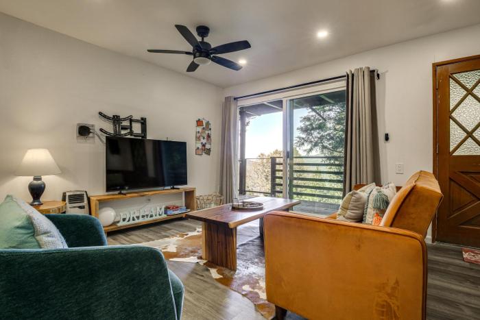 2 Mi to Lake Gregory! Chic Crestline Base Camp