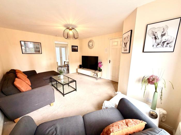 Luxury Townhouse Near Edinburgh Airport - WiFi Broadband - 4-Bed 3-Bath - Sleeps 7