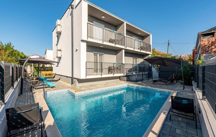 Beach Front Apartment In Zadar With Swimming Pool