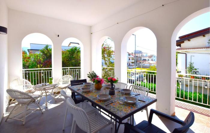 2 Bedroom Gorgeous Apartment In Pizzo