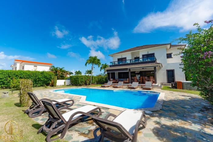 Spacious 7-bedroom villa near Santa Fe