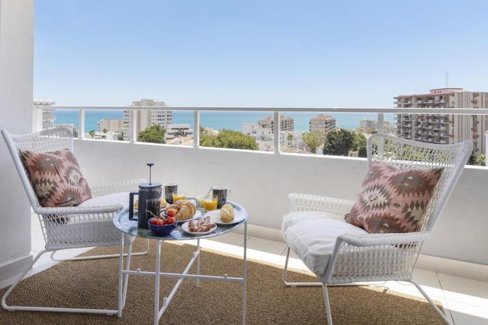 Central Apartment with Seaview Terrace and Pool