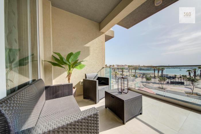 Beautiful 2BR seafront home with WIFI & comfy beds