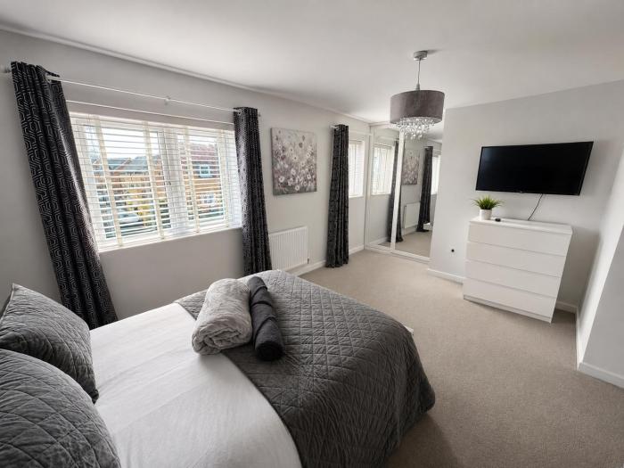 House Sleeps 12 with WiFi