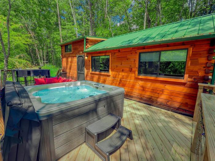 Charming Cabin with Private Hot Tub Near Red River Gorge in Campton, Kentucky