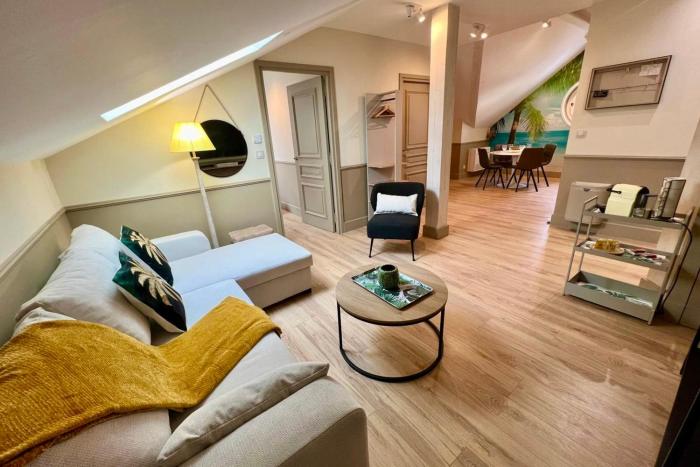 Chic apartment between the sea and palm trees