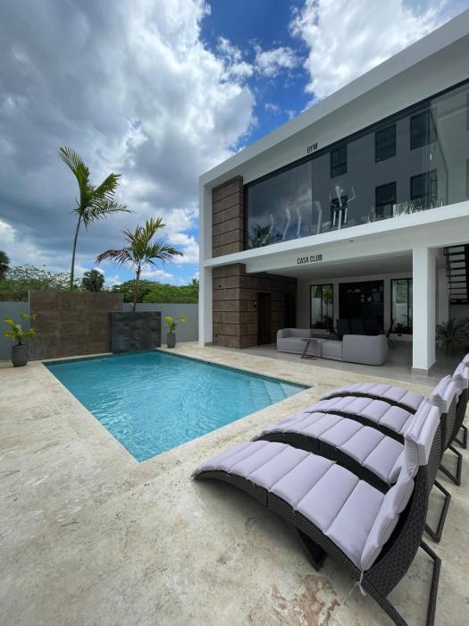 Smart Apartment with pool, gym & more!