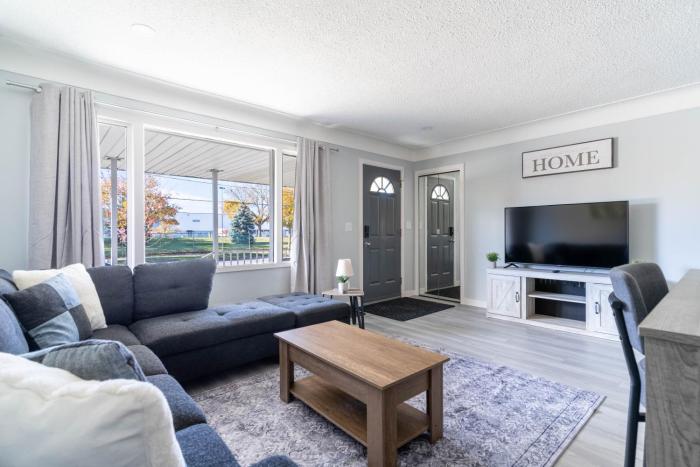 Bright 2BR Home Near Airport & Shops