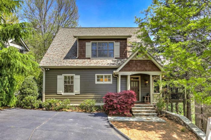 Camp MJ | Big Canoe | Sleeps 13, Stone Fireplace Porch + Hot Tub