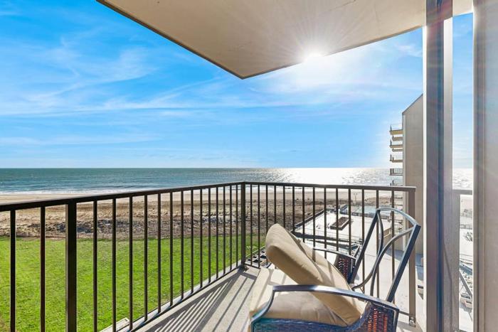 Sea Colony Ocean 6th floor condo with basketball court gym