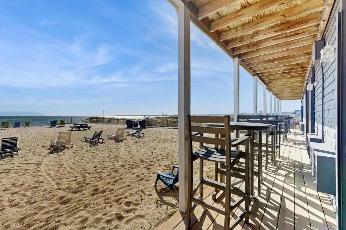 Oceanfront escape at Sandbars with stunning view AC & alfresco dining - dogs OK