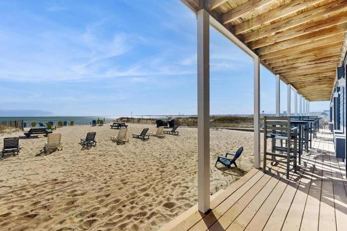 Oceanfront studio suite with amazing views patio & AC - dogs welcome