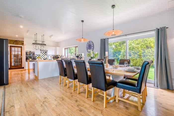 6 Bed in Hersham oc-t29211