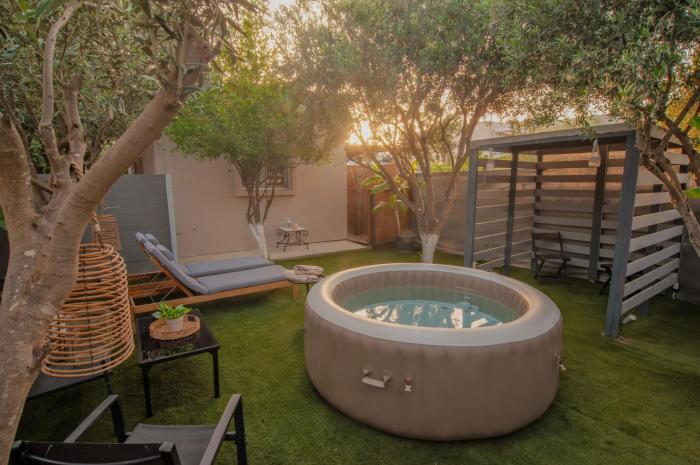 Hot Tub - 5 min to Beaches - Private Garden - Netflix
