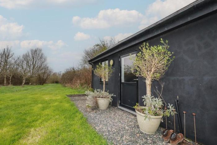 Little Hallegan-with private woodland