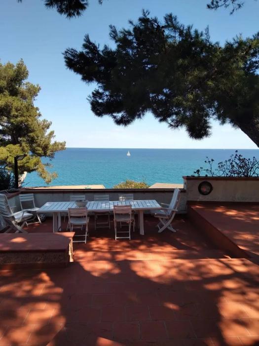 Villa fronte mare con terrazza, spiaggia e piscina