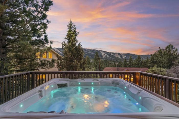 Fully Remodeled Spacious Slope Views Wet bar