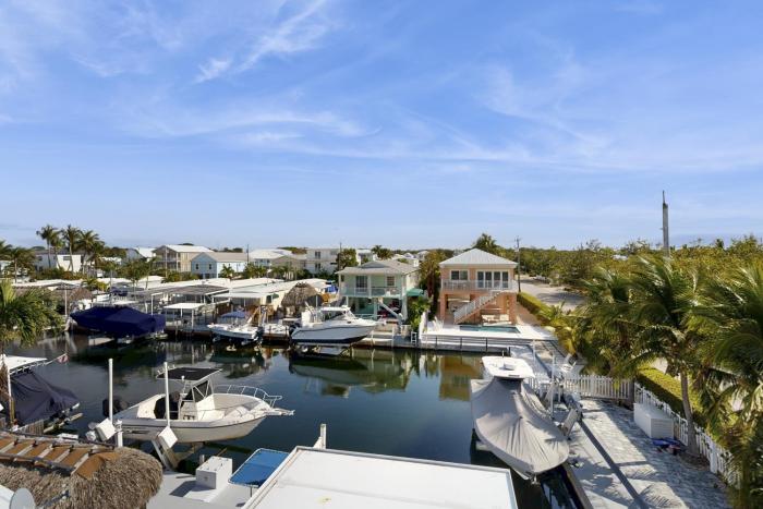 Waterfront home whot tub, gas grill, WiFi, AC, near attractions