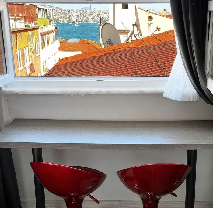 5 minutes walk to Taksim Square, Sea View