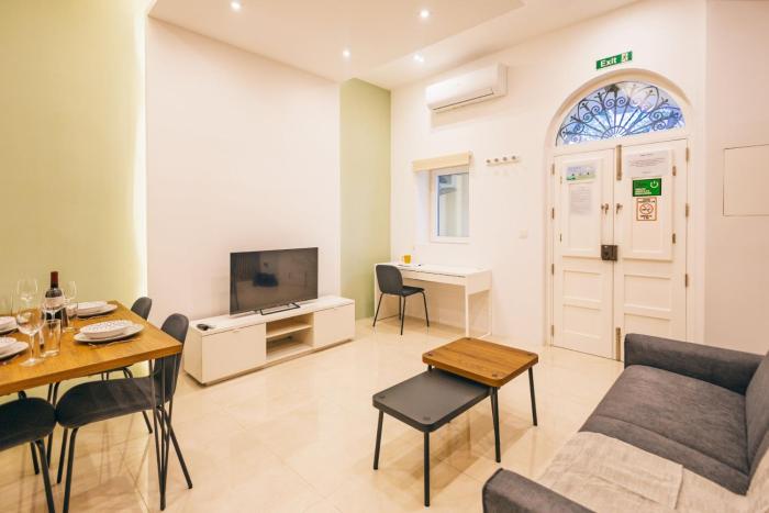 Spacious 1BR Retreat Overlooking Marina