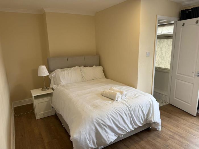 Spacious 6 Bedroom Home for Large Families & Contractors