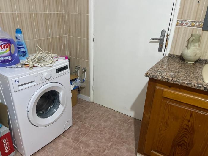 Appartement de deux pièces 100 m2 dans une maison avec jardin