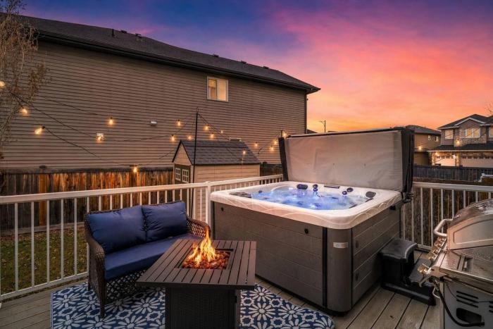 Game Night Getaway - HotTub - AC - BBQ - Firetable - KingBed