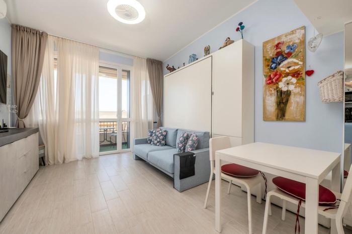 345 - Casa Desy, MONOLOCALE FRONTE MARE, ristrutturato - BOX AUTO PRIVATO, 1 minuto a piedi da spiaggia e mare