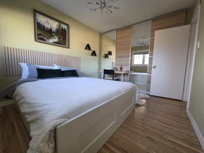 Room with Shared Bathroom - Stampede & Mountains