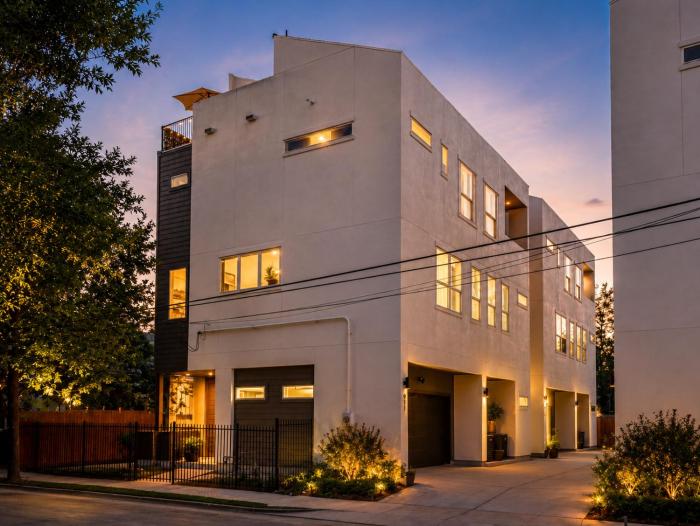 8BR Twin Bldg w Rooftops Near Dtown Pet-Friendly
