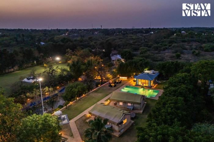 StayVistas Kaimalgarh Aravalli Estate - Outdoor Pool, Lake View & Orchard