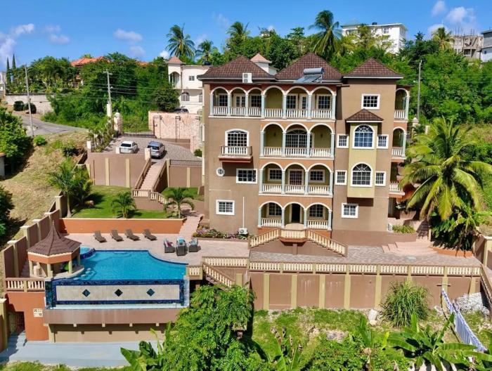 Private Villa Oasis with Infinity Pool in Montego Bay