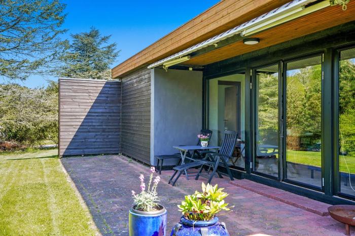 Lovely Holiday Home Close To Town And Beach