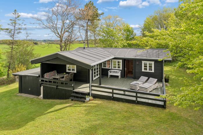 Nature Holiday In Peaceful Log Cabin By Water