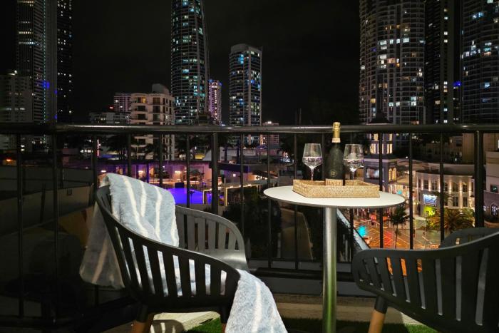 Surfers Paradise Studio 2Bed 50m from Breachfront