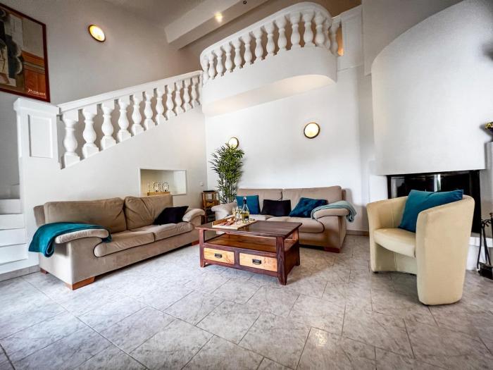 Shirley - Villa for 10 Pool Terrace - by TGB