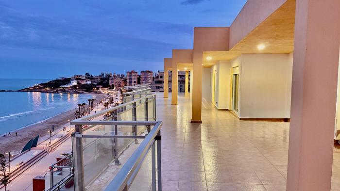 Beachfront Penthouse 360 Large Private Terrace