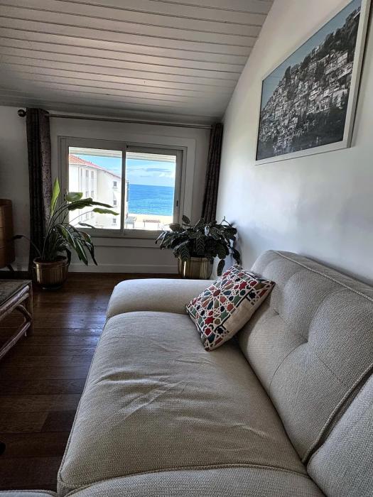 Family Beachfront Apartment with Ocean Views