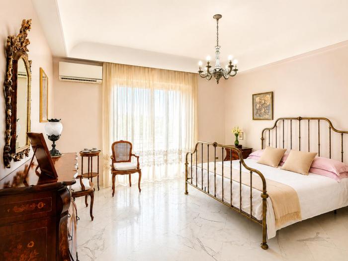 Elegant Double Bedroom with Private Bathroom near Pantanello Beach in Avola