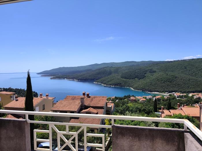 Sea view apartment with private parking place