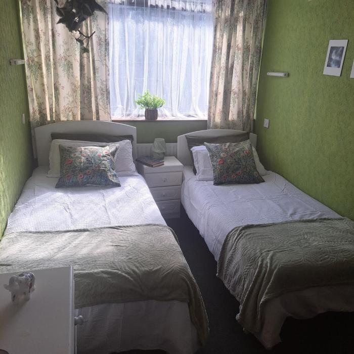 House Sleeps 2 with Garden and Parking