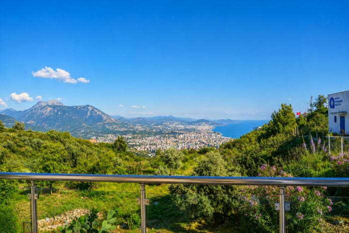 Villa with pool and great sea and city views